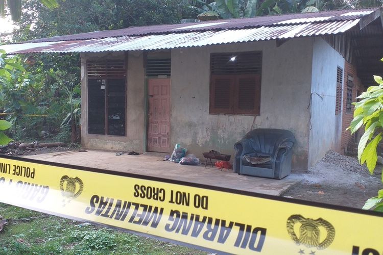 A house in Riau Province sealed off as a crime scene by the Densus 88 counterterrorist police on Monday, (22/6/2020).