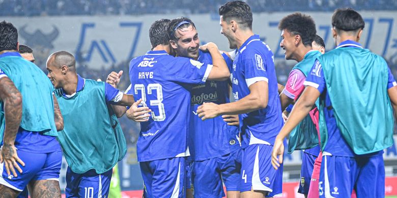 Selebrasi pemain Persib Bandung merayakan gol yang dicetak Andrew Jung ke gawang Dewa United pada laga pekan ke-13 Super League 2025-2026, Jumat (21/11/2025), di Stadion Gelora Bandung Lautan Api (GBLA).