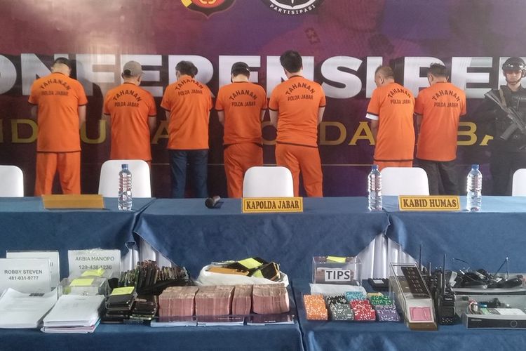 Polisi tetapkan 44 tersangka dalam penggerebekan lokasi tempat judi di jalan Ahmad Yani, Kota Bandung, Jawa Barat, Rabu (18/6/2025).