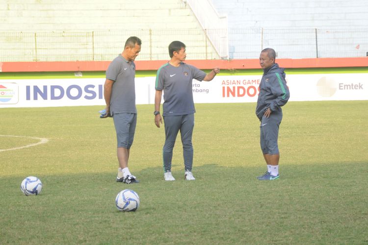 Pelatih Timnas Indonesia U-19 Indra Sjafri memimpin latihan Garuda Muda di Stadion Gelora Delta Sidoarjo, Rabu (11/7/2018)