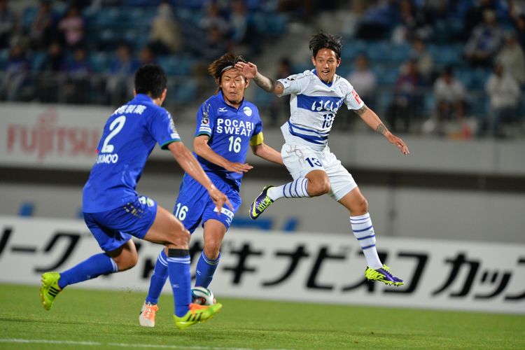 Irfan Bachdim (kanan) saat bertanding di Liga Jepang.