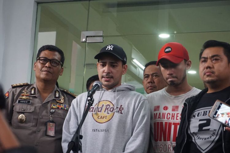 Artis peran Riza Shahab dalam jumpa pers di Direktorat Reserse Narkoba Polda Metro Jaya, Jakarta Selatan, Jumat (13/4/2018). Riza ditangkap atas dugaan penyalahgunaan narkoba.