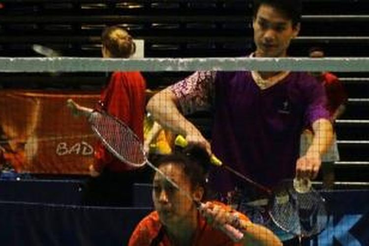 Pebulu tangkis Belanda, Andrie Ochtman (belakang) melakukan servis saat bertanding di Who's Bad Tournament, Paris, (13/5/2014).