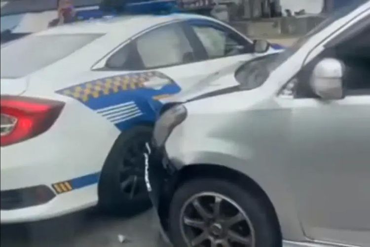 Kecelakaan setelah mobil PDRM (Polis Diraja Malaysia) putar balik tajam memotong lajur, lalu ditabrak mobil Myvi milik warga di Petaling Jaya, Malaysia, 28 Februari 2023.