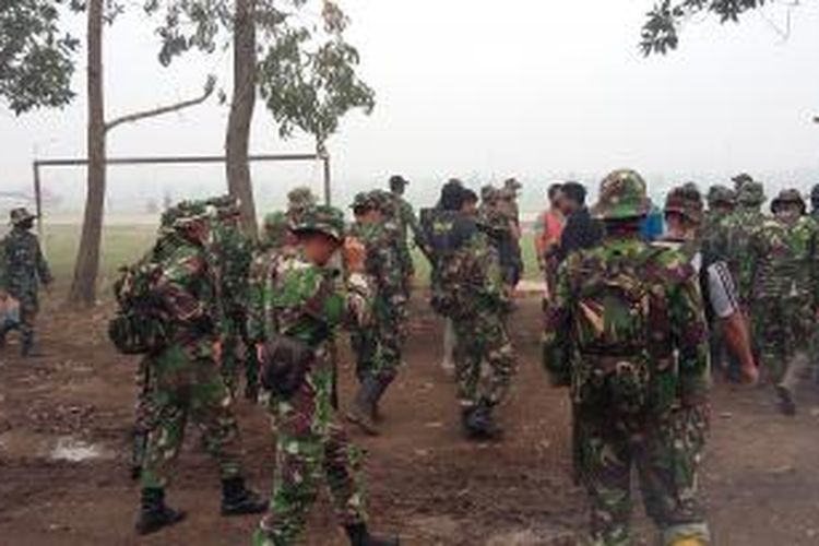 Prajurit TNI menuju ke tengah hutan untuk memadamkan api di Kabupaten Ogan Komering Ilir, Sumatera Selatan, Rabu (28/10/2015).
