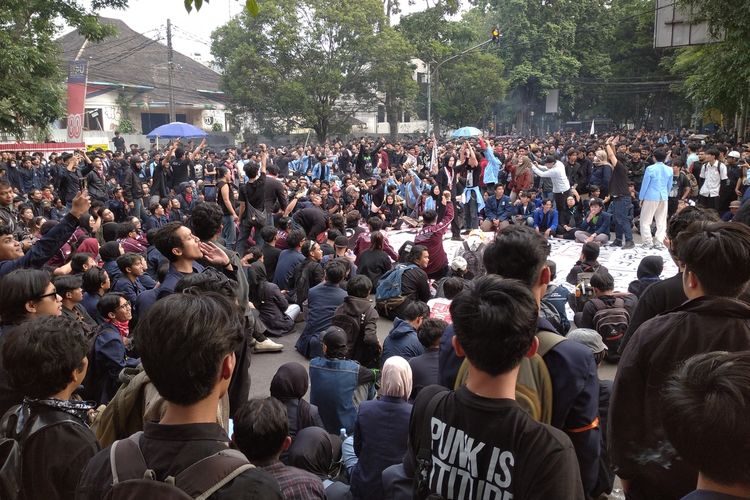 Demo di DPRD Jabar, Mahasiswa Bandung Soroti MBG hingga soal Peran TNI-Polri