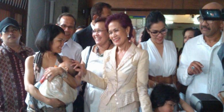 Mantan Deputi Gubernur Senior Bank Indonesia Miranda Goeltom bersama keluarganya dalam ibadah syukuran atas bebasnya Miranda setelah ditahan selama tiga tahun.
