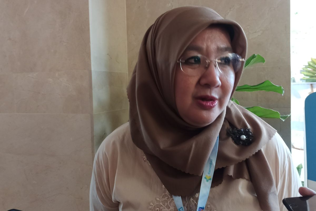 Kepala Biro Komunikasi dan Pelayanan Publik Kementerian Kesehatan (Kemenkes) dr. Siti Nadia Tarmizi  saat menjelaskan tentang Rancangan Peraturan Menteri Kesehatan (RPMK) mengenai kemasan rokok kepada wartawan di RSUP Ngoerah Denpasar, Bali, pada Kamis (3/10/2024). KOMPAS.com/ Yohanes Valdi Seriang Ginta 