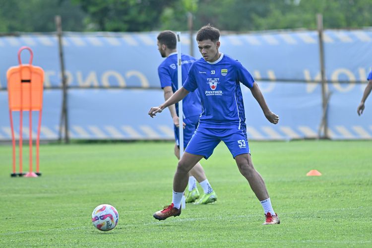 Latihan perdana Hamra Hehanussa bersama Persib Bandung dalam masa pramusim Liga 1 2025-2026, Senin (30/6/2025) di lapangan pendamping Stadion Gelora Bandung Lautan Api (GBLA). 