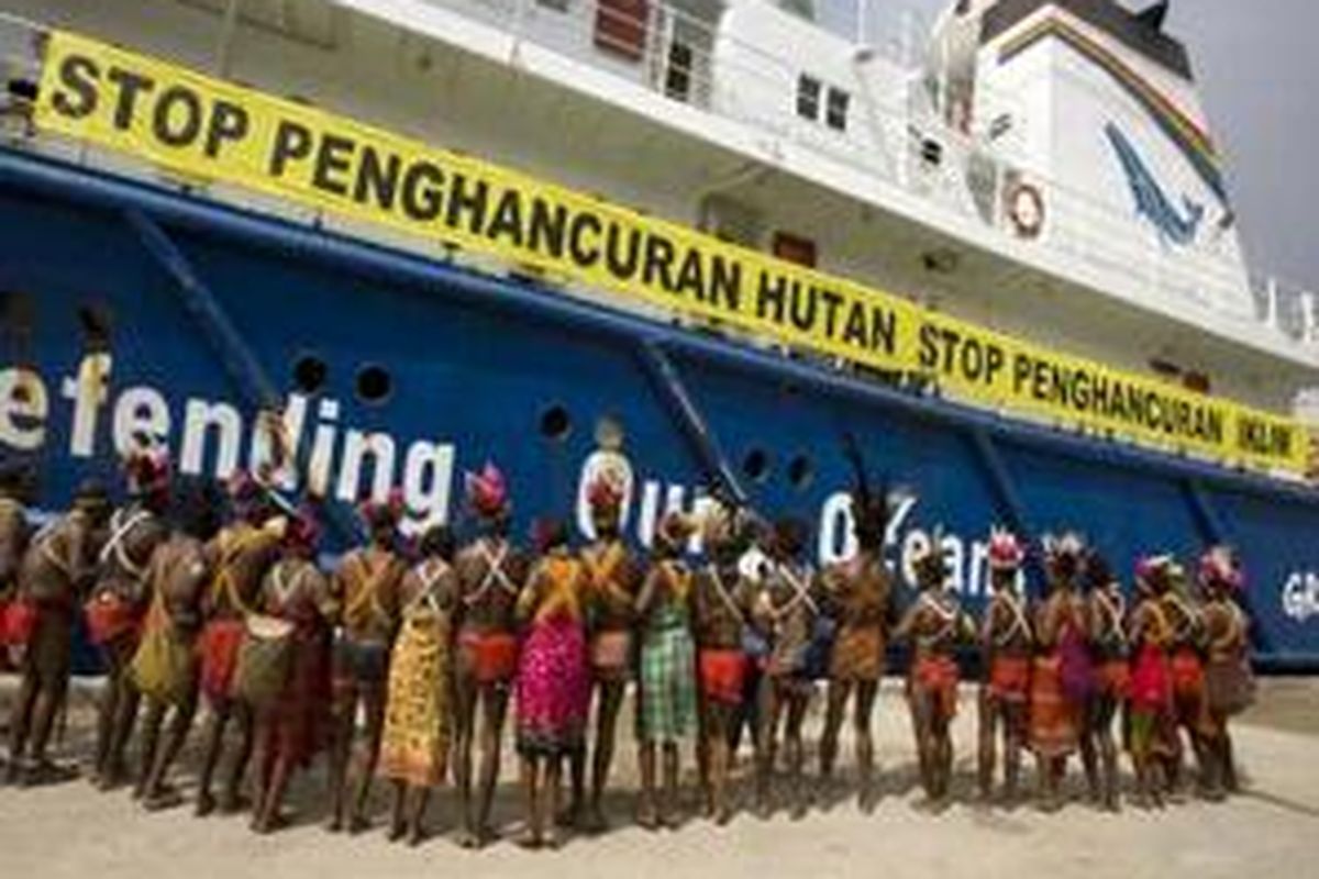 Tari adat Papua menyambut kedatangan Kapal Greenpeace Esperanza di Manokwari, Papua Barat, Jumat (17/10).