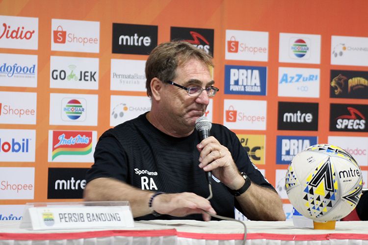 Pelatih Persib Bandung, Robert Rene Alberts berbicara dalam konferensi pers setelah laga Persib melawan Bhayangkara FC, di Stadion Si Jalak Harupat, Kabupaten Bandung, Minggu (30/6/2019).