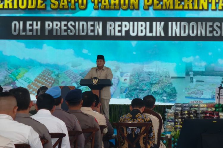 Presiden RI Prabowo Subianto di Lapangan Bhayangkara, Mabes Polri, Jakarta, Rabu (29/10/2025).