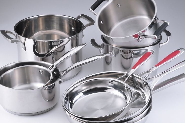 Ilustrasi panci dan wajan stainless steel, peralatan masak stainless steel. 