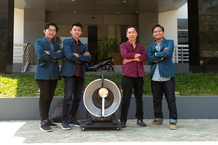 Tiga mahasiswa Universitas Diponegoro yang menciptakan alat bernama Sound Energy Harvesting (Sinting) yang bisa mengonversi kebisingan di bandara menjadi energi listrik.