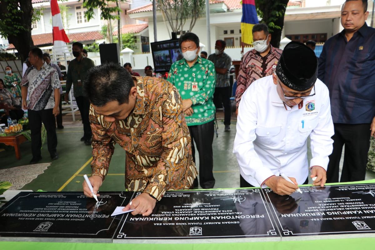 Wakil Gubernur DKI Jakarta Ahmad Riza Patria meresmikan Kampung Kerukunan di Taman Kantor RW 003, Kelurahan Kebon Baru, Kecamatan Tebet, Jakarta Selatan, Kamis (13/10/2022).