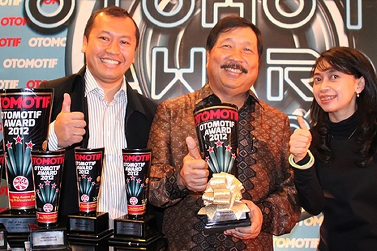 Johnny Darmawan (tengah) bersama Widyawati Soedigdo (kanan) dan Rouli Sijabat (kiri) mewakili Toyota Indonesia.