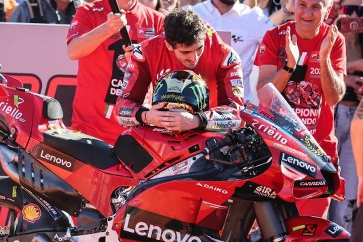 Ekspresi pebalap Ducati Francesco Bagnaia setelah dipastikan menjadi juara dunia MotoGP 2022. Bagnaia dipastikan menjadi juara dunia seusai merampungkan balapan MotoGP Valencia di Sirkuit Ricardo Tormo, Spanyol, Minggu (6/11/2022).