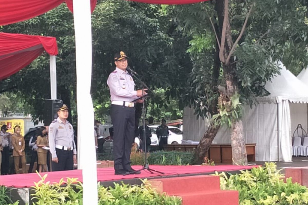 Gubernur DKI Jakarta Anies Baswedan memimpin apel gelar pasukan operasi lintas jaya 2019 di Lapangan IRTI, Monas, Jakarta Pusat, Senin (11/2/2019). 