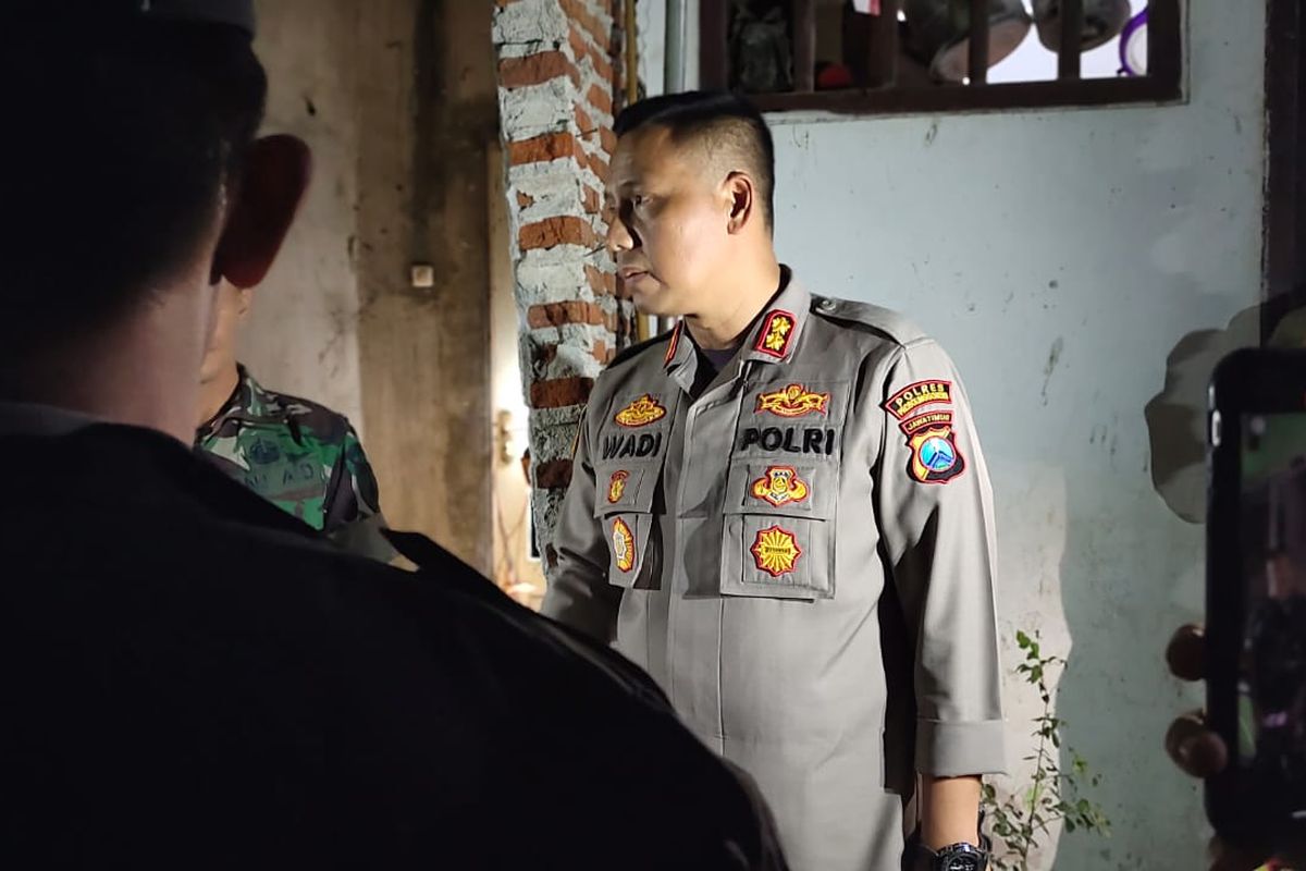 Wadi mendatangi rumah SR. Dia dan wali kota mendengar dan kaget saat petasan meledak. 