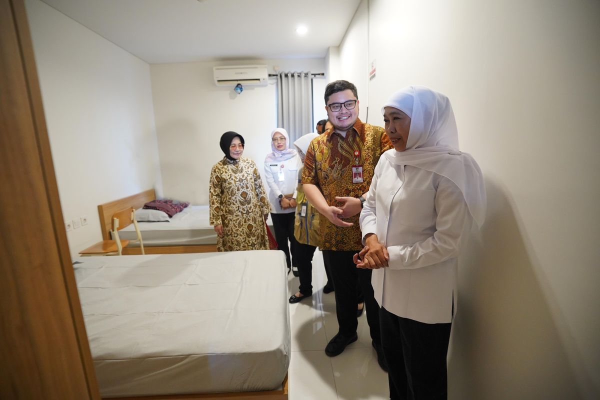 Bupati Kediri Hanindhito Himawan Pramana (Mas Dhito) mendampingi Gubernur Jawa Timur (Jatim) Khofifah Indar Parawansa meninjau fasilitas di Sekolah Rakyat Menengah Atas (SRMA) 24 Kediri, Rabu (16/7/2025).