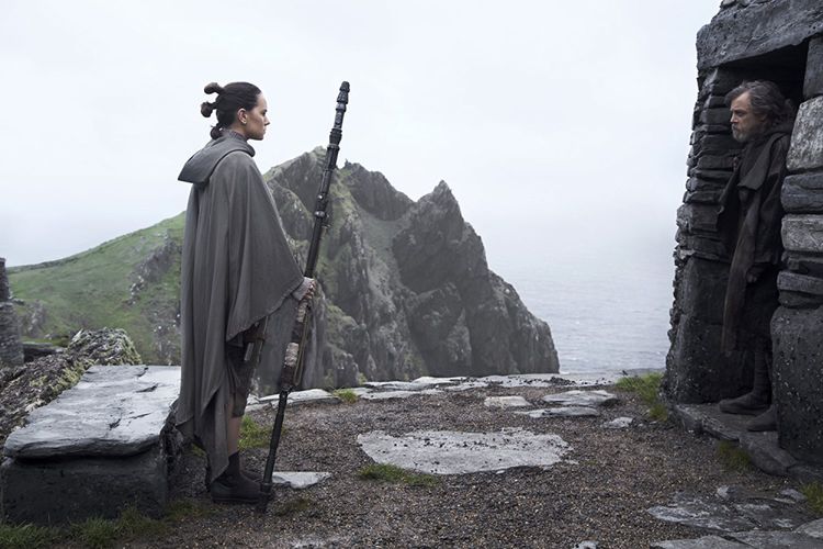 Rey (Daisy Ridley) dan Luke Skywalker (Mark Hamill) dalam film Star Wars: The Last Jedi.