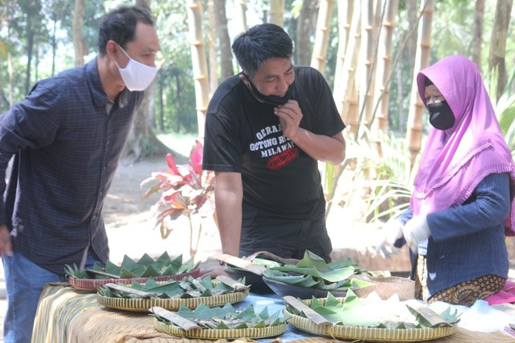 Bupati Magelang Zaenal Arifin (kaos hitam) saat berkunjung ke Pasar Tradisi Lembah Merapi di  Bukit Gununggono, Desa Banyubiru, Kecamatan Dukun, Kabupaten Magelang, Minggu (23/8/2020).