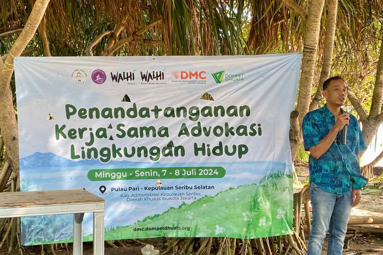 Direktur Eksekutif Nasional Wahana Lingkungan Hidup Indonesia (Walhi) Zenzi Suhadi saat memberikan sambutan dalam penandatanganan kerjasama perlindungan dan pemulihan pesisir antara Walhi dengan Disaster Management Center (DMC) Dompet Dhuafa di Pulau Pari, Senin (8/7/2024).