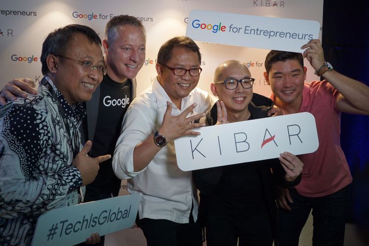 (Ki-ka) Direktur ICT Infrastruktur Badan Ekonomi Kreatif Neil El Himam, Managing Director Google Indonesia Tony Keusgen, Menteri Komunikasi dan Informatika Rudiantara, Chief Executive Kibar Yansen Kamto, dan Partnership Manager Google for Entrepreneurs Michael Kim berfoto bersama dalam peresmian Google for Entrepreneurs di Menara Kibar, Jakarta, Rabu (19/7/2017).