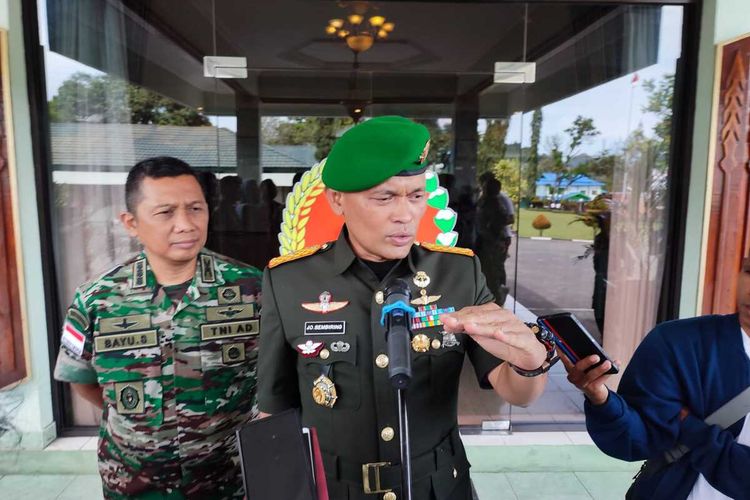 Komandan Korem 172/PWY, Brigjen TNI Juinta Omboh (JO) Sembiring, saat memberikan keterangan kepada wartawan di Jayapura, Jumat (10/3/2023).