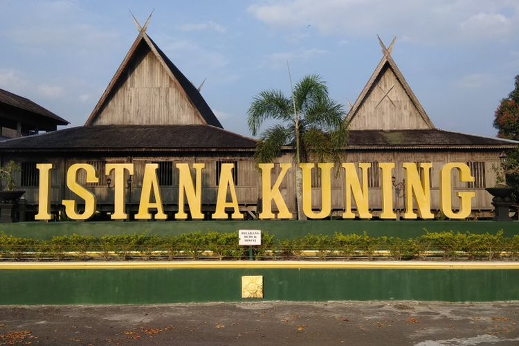 Obyek wisata Istana Kuning di Kota Pangkalan Bun, Kabupaten Kotawaringin Barat, Kalimantan Tengah, Sabtu (17/2/2018). Istana Kuning adalah salah satu tempat yang menjadi sejarah perkembangan Kerajaan Kutawaringin.