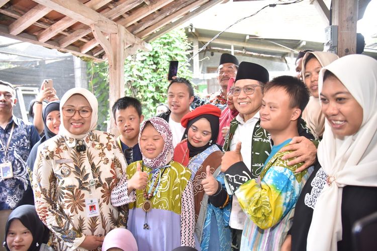 Menteri Koordinator Pemberdayaan Masyarakat (Menko PM) Abdul Muhaimin Iskandar didampingi Bupati Kebumen Lilis Nuryani dalam kunjungan kerjanya ke Kebumen, Jumat (7/11/2025).