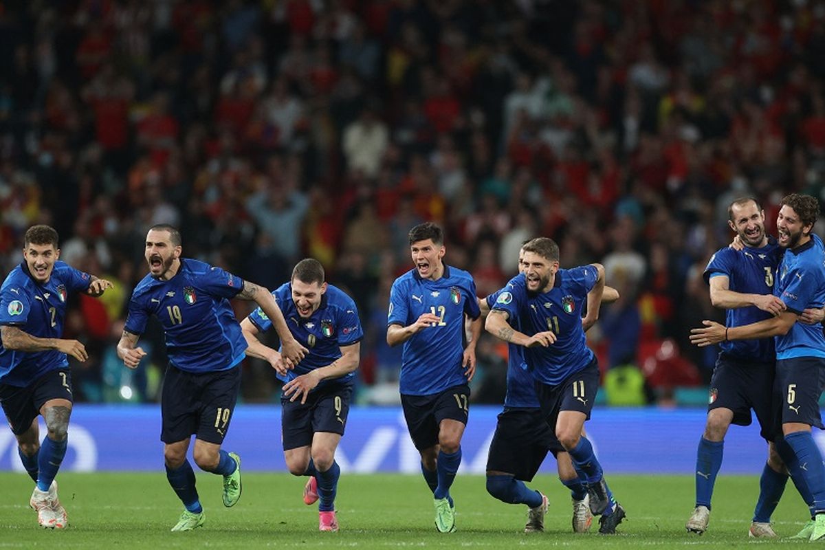 Para pemain Italia merayakan kemenangan setelah memenangi semifinal Euro 2020 antara Italia vs Spanyol di Stadion Wembley di London pada 6 Juli 2021. Ini jadwal final Euro 2020.
