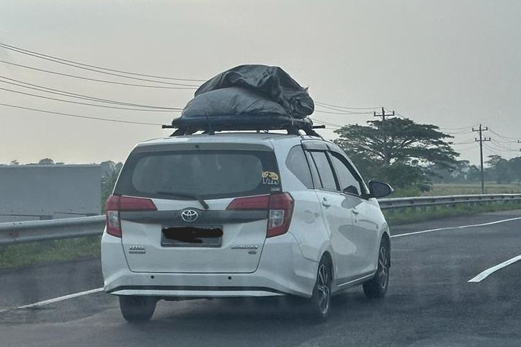 Mobil pemudik dengan barang bawaan di atas tanpa menggunakan roof box