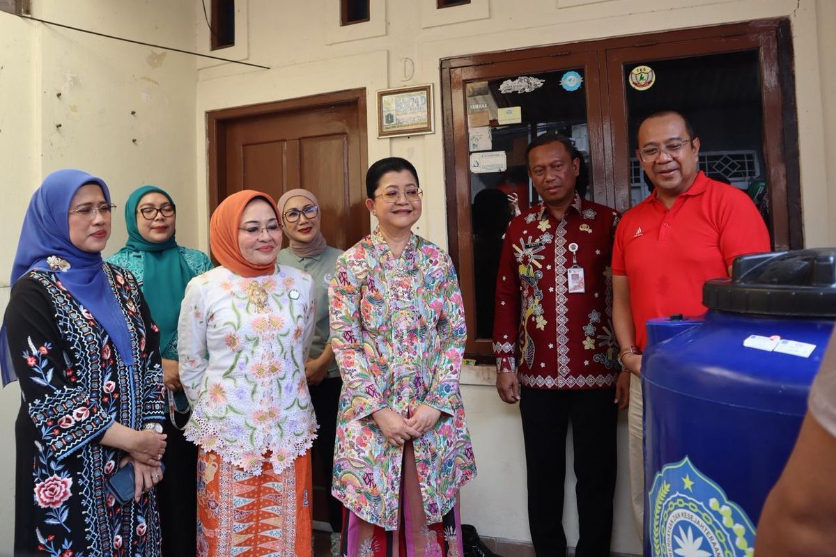 Daya Wanita PAM JAYA bersama TP PKK DKI Jakarta meninjau kediaman penerima manfaat toren gratis di Pulo Gebang, Cakung, Jakarta Timur, Kamis (7/5/2026).