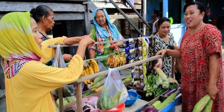 Sapiana (kanan) rutin mendengar wejangan Indotang tentang bahaya pernikahan usia anak setiap ia membeli sayur dari gerobaknya 