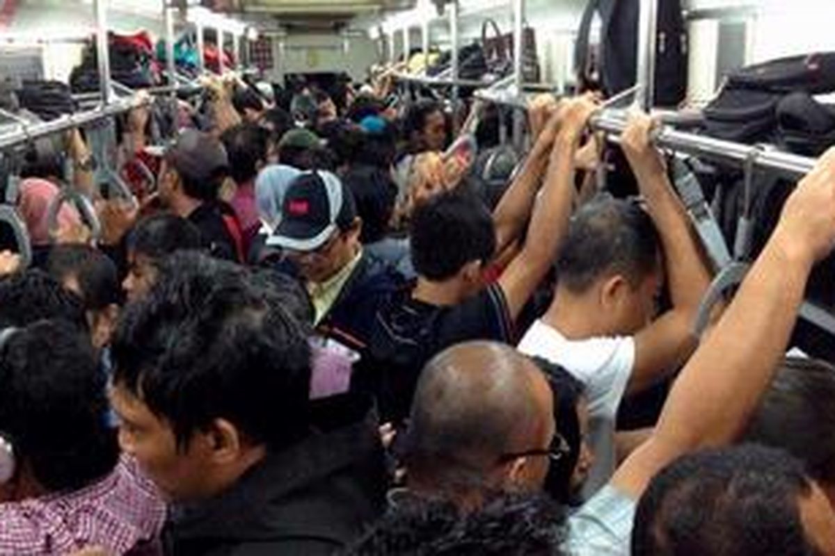 Penumpang commuterline tujuan stasiun serpong berdesakan di dalam kereta, Rabu (20/3/2013). Penuhnya penumpang tersebut imbas gangguan sinyal di stasiun sudimara, bintaro. 

