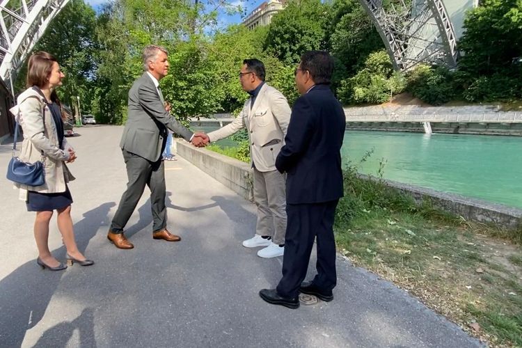 Gubernur Jawa Barat Ridwan Kamil dikunjungi Walikota Bern Alec Van Graffenried yang menyampaikan dukungan pencarian Emmeril Kahn Mumtadz (Eril), di sepanjang Sungai Aare, Bern, Swiss, Senin (30/5/2022).