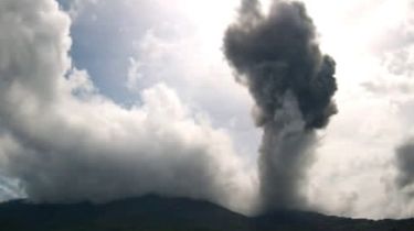 Gunung Lewotobi Muntahkan Banjir Lahar Dingin, Warga Diimbau Waspada