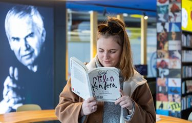 Seorang pengunjung perpustakaan Milan Kundera di Brno, Republik Ceko membaca sebuah buku karya novelis Ceko tersebut pada 6 April 2023. Sekitar 3.000 eksemplar buku Milan Kundera, yang awalnya disimpan di apartemennya di Paris, kini tersedia di perpustakaan baru di kota asalnya, Brno, Republik Ceko. Perpustakaan ini dibuka pada tanggal 1 April, hari ulang tahun Kundera yang ke-94, beberapa dekade setelah penulis yang terkenal dengan The Unbearable Lightness of Being ini meninggalkan Cekoslowakia yang komunis dan pindah ke Perancis pada tahun 1975. Milan Kundera meninggal dunia pada Selasa (11/7/2023). 