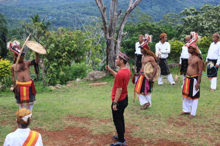 Wistawan mencoba tarian Adat Caci yang bisa disaksikan di Desa Adat Melo, Liang Ndara, Manggarai Barat, Pulau Flores, NTT, Rabu (29/11/2018). 
