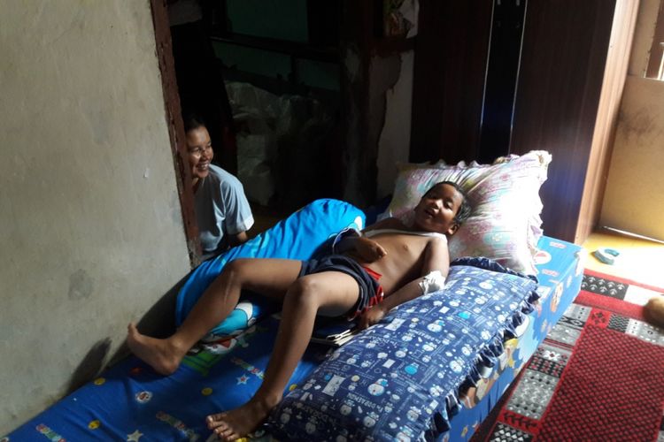 Nafis Naam korban tsunami dirawat di rumahnya di Rammanuju, Kota Cilegon, Minggu (6/1/2018). Sebelumnya Nafis menjalani perawatan di Rumah Sakit Krakatau Medika (RSKM) dengan biaya yang harus dibayarkan Rp17,2 juta. 