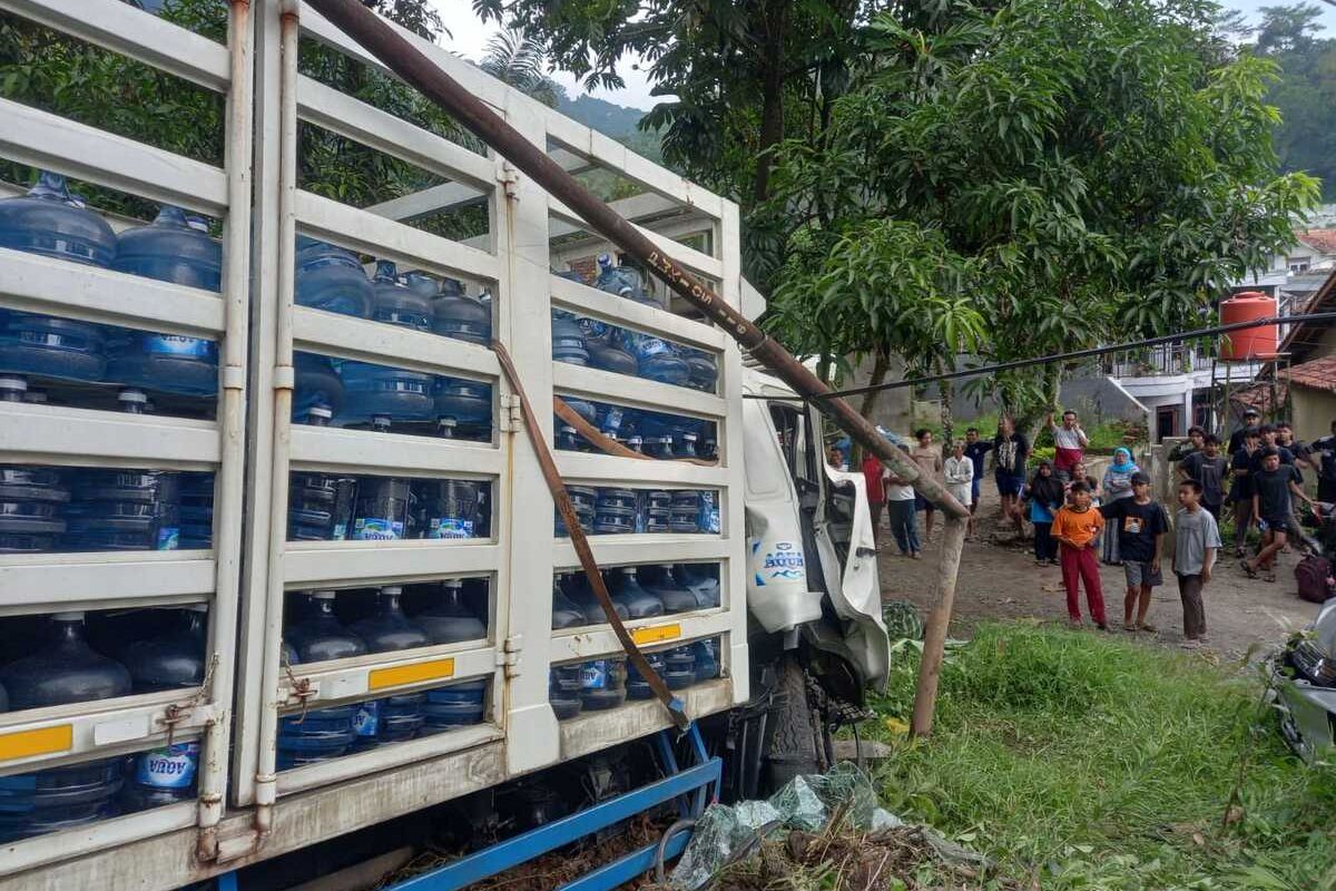 Satu orang meninggal dunia akibat kecelakaan beruntun di Cijambe, Subang, Jawa Barat, Jumat (17/3/2023).