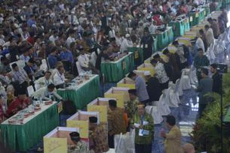 Proses pemilihan Ketua Pimpinan Pusat Muhammadiyah dalam Muktamar Ke-47 Muhammadiyah di Universitas Muhammadiyah Makassar, Makassar, Rabu (5/8). Sebanyak 2568 mukatamirin atau peserta Muktamar memilih 13 nama dari 39 nama yang sebelumnya telah ditetapkan dalam sidang tanwir.

Kompas/Heru Sri Kumoro
5-8-2015