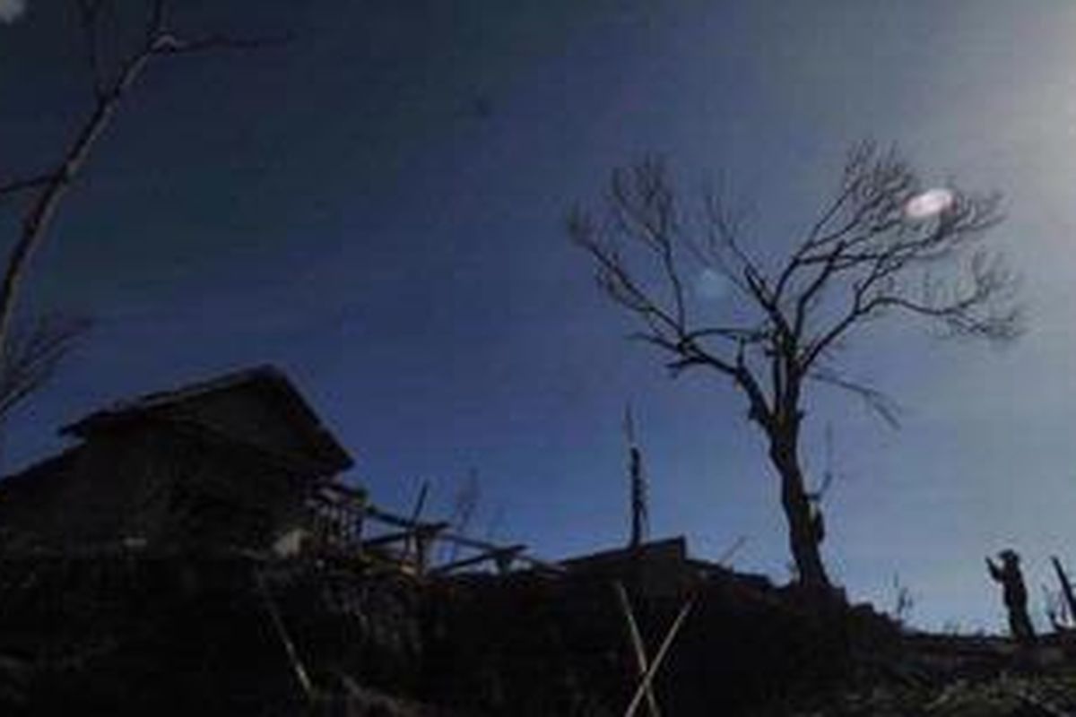 Warga mengabadikan Gunung Merapi dari Dusun Srunen, Glagaharjo, Cangkringan, Sleman, DI Yogyakarta, Jumat (12/11), yang rusak akibat terjangan awan panas pada Jumat lalu. Sebagian warga telah memberanikan diri menuju tempat yang berjarak sekitar 7 kilometer dari puncak Gunung Merapi tersebut meskipun bahaya luncuran awan panas masih terus mengancam. 