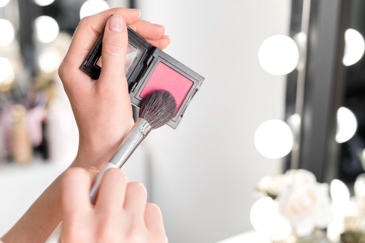 Apa saja kesalahan memakai blush on yang terjadi? Menurut pakar, salah satunya adalah tidak pakai blush on sesuai bentuk wajah.