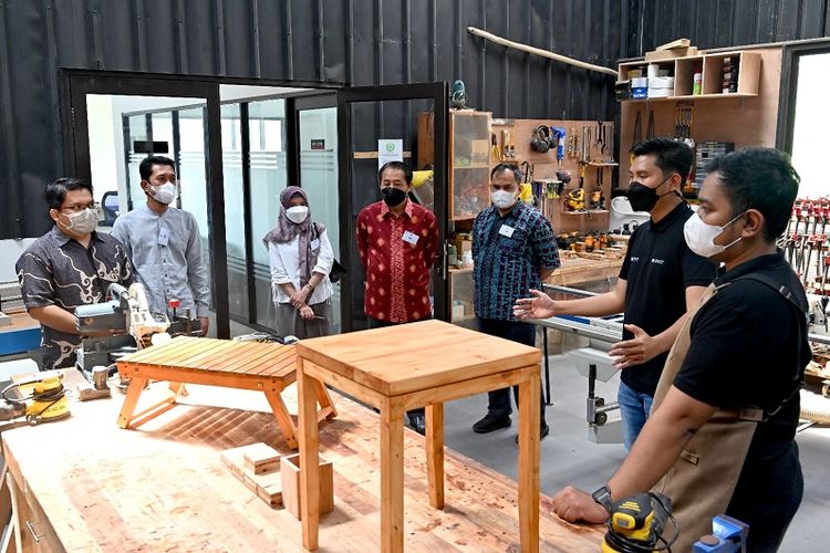Institut Kemandirian (IK) Dompet Dhuafa dan Rebach Internasional menghadirkan Program Re-Space dengan menghadirkan kelas Makerspace, yakni pelatihan mengenai pengenalan bahan, cara pembuatan, dan memotong bahan kayu. 