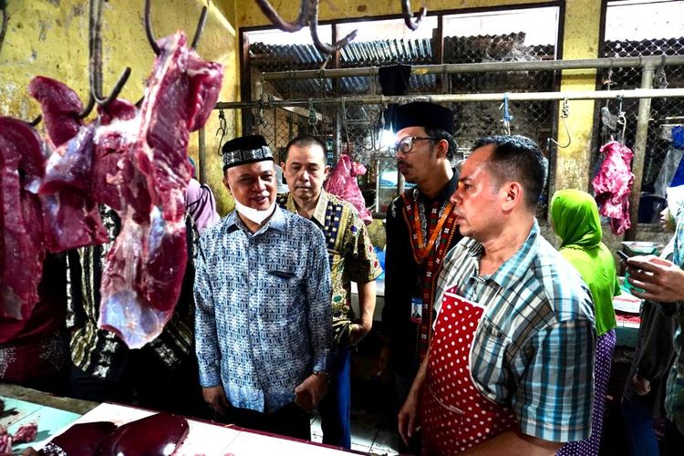 Harga daging mencapai Rp 180.000 per kilogram di Pasar Pusong, Kota Lhokseumawe, Provinsi Aceh, Jumat (8/7/2022)