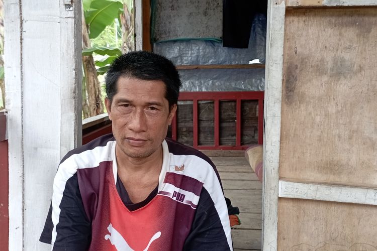 Mulyadi (53), ayah dari 3 bersaudara di Mamuju, Sulawesi Barat, yang putus sekolah usai tak mampu beli seragam saat diwawancara, Sabtu (1/10/2022).