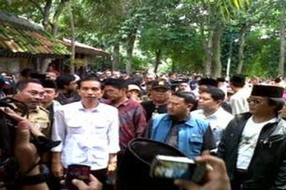 Gubernur DKI Jakarta, Joko Widodo meninjau kawasan wisata budaya Betawi, Setu Babakan, Jakarta, Rabu, (21/11/2012).