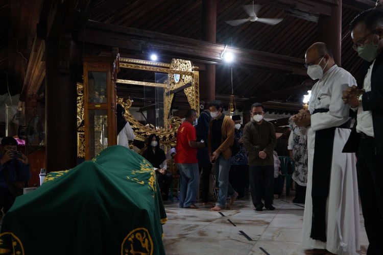 Romo Paroki Gereja Katholik Kumetiran Yohanes Dwi Harsanto (kedua kanan) mendoakan almarhum BuyaAhmad Syafii Maarif saat prosesi penyemayaman di Masjid Gede Kauman, Yogyakarta, Jumat (27/5/2022).  Ketua Pimpinan Pusat Muhammadiyah Tahun 1998-2005, BuyaAhmad Syafii Maarifwafat pada Jumat (27/5/2022) pukul 10.15 WIB di RS PKU Muhammadiyah Gamping, Sleman, Daerah Istimewa Yogyakarta (DIY) karena sakit.
